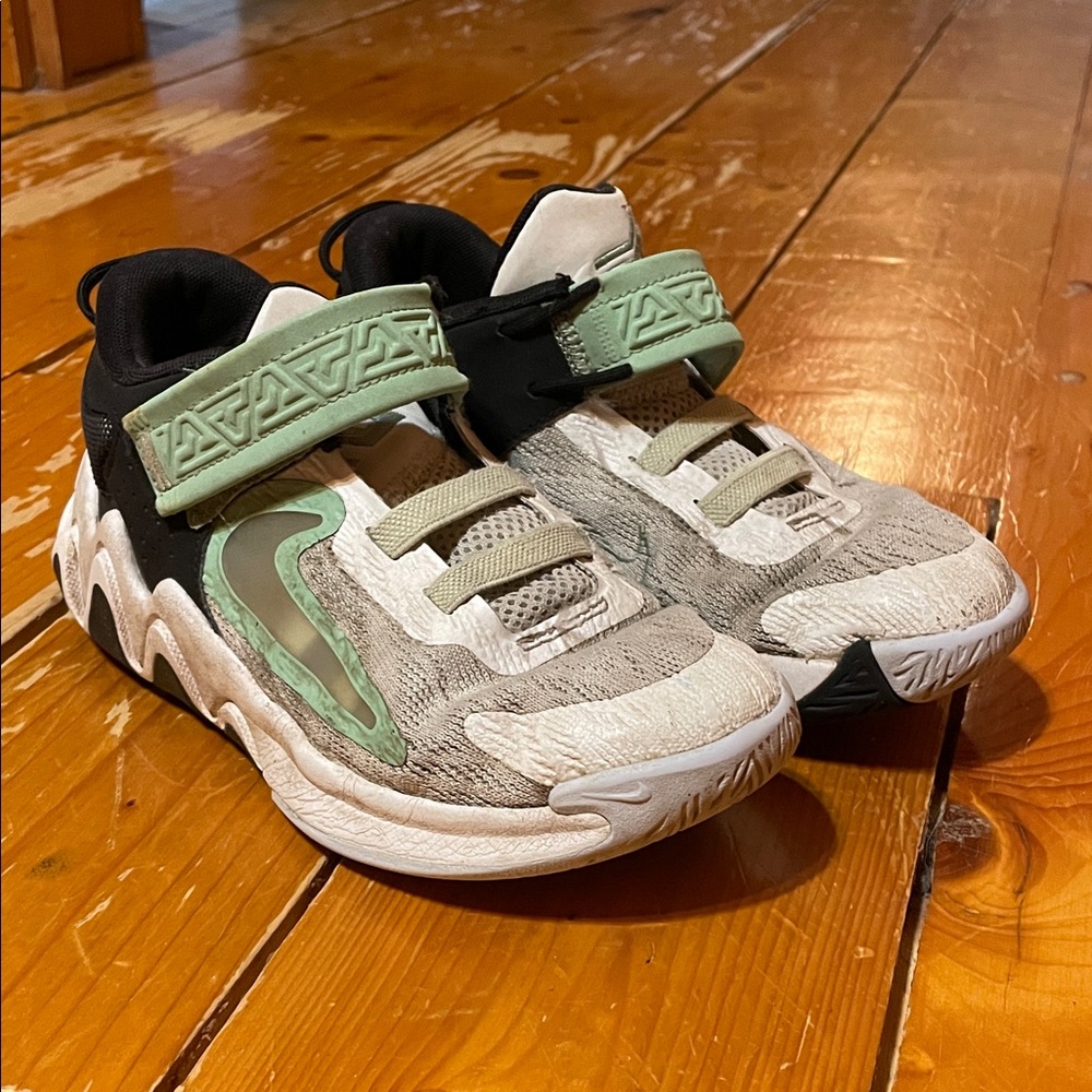 Stylish Kids Nike 3/4 sneakers with Green and Black Accents